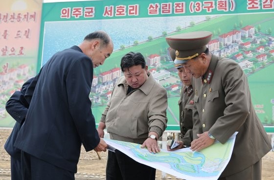 <b>수해지역</b> 또 찾은 <b>김정은</b> "최단기간에 최상 수준 살림집 완공"