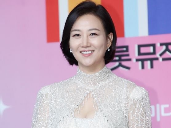 "<b>입만</b> 벙끗" 트로트 여왕 <b>장윤정</b>이 <b>립싱크</b>?…소속사가 한 대답