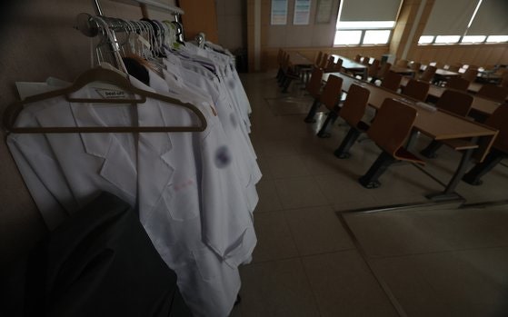 정부, <b>의대생</b> 휴학 조건부 허용… "내년 3월 <b>복귀</b> 약속해야"