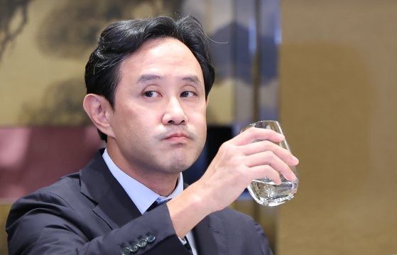 Choi Yoon-beom, chairman of Korea Zinc, choking his neck while speaking at a press conference related to a management dispute with YoungPoong and MBK at Grand Hyatt in Yongsan-gu, Seoul on the 2nd. News1