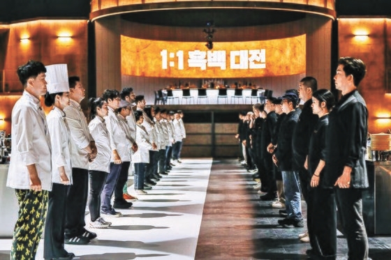 As the Netflix cooking competition program 'Black and White Chef: Cooking Class War' became popular, the food and distribution industry is busy releasing related products. With increased consumer interest in cooking, mart sales of ingredients have also increased. Netflix Capture