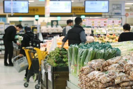 As consumer interest in cooking increases with the Black and White Chef, food sales are increasing at large marts and SSM. Experts predict that the cooking trend will continue. The photo shows citizens shopping at a mart in Seoul. Photo: Yonhap News