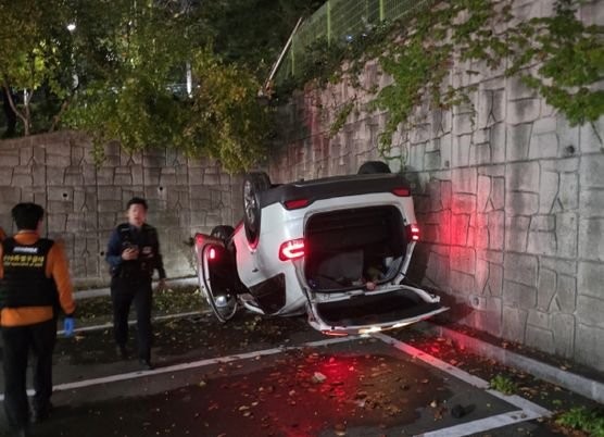 울타리 뚫고 4m 추락…<b>경찰청</b> <b>주차장</b>에 뒤집힌 '음주 차량'