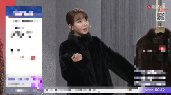 Show host Yoonanhee returned to Lotte Home Shopping about a year and a half after a controversy over desecrating the deceased. Photo captured from Lotte Home Shopping