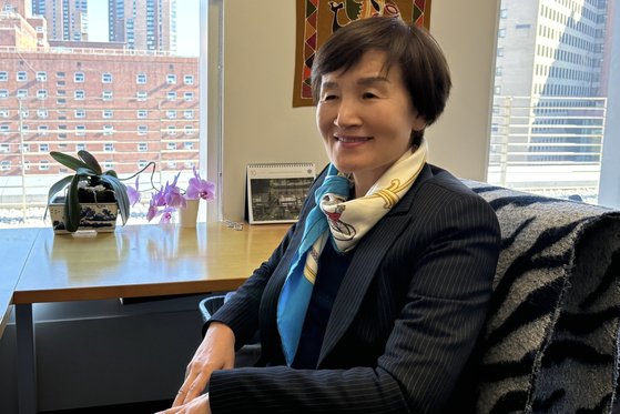미국 뉴욕대(NYU) 교수실에 있는 이혜옥 NYU 간호학과 교수. 사진 이혜옥 교수실