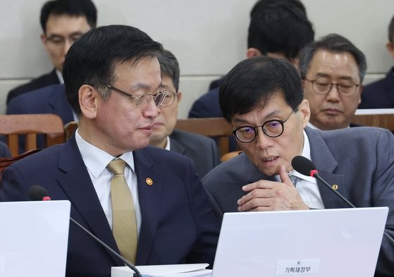<b>이창용</b> “올해 성장률 2.2∼2.3%…물량기준 수출 감소 때문”