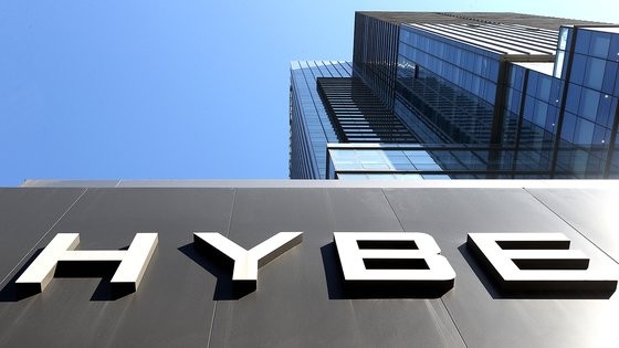 "놀랄만큼 못생겨" 타 아이돌 비방 <b>문건</b>에…<b>하이브</b> "참담한 심정"