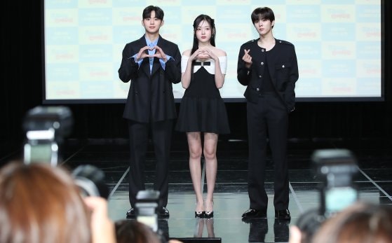  배우 최건(왼쪽부터)과 강나언·김우석이 29일 서울 강남구 일지아트홀에서 열린 웹드라마 '0교시는 인싸타임' 제작발표회에 참석해 포즈를 취하고 있다. 뉴스1