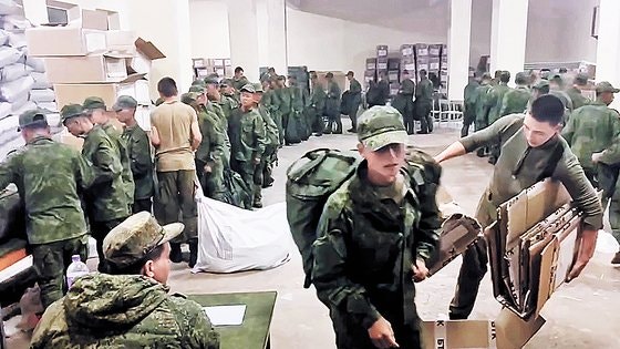 [속보] "<b>북한군</b> 소수 병력, 이미 <b>우크라</b> <b>진입</b>…규모 늘어날 듯"