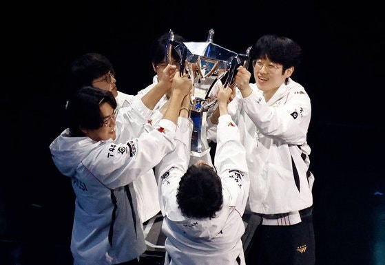 '<b>페이커</b>' 또 대기록 썼다…T1, 중국팀 꺾고 롤드컵 사상 첫 'V5'