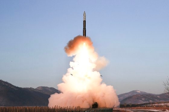 합참 "北, <b>동해상</b>으로 <b>탄도미사일</b> 수발 <b>발사</b>"…美대선 직전 도발