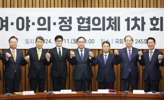 국민의힘 한동훈 대표와 한덕수 국무총리, 이진우 대한의학회장 등이 11일 국회에서 열린 ‘여야의정 협의체' 1차회의에서 카메라를 향해 포즈를 취하고 있다.   왼쪽 세번째부터 국민의힘 한동훈 대표, 이진우 대한의학회