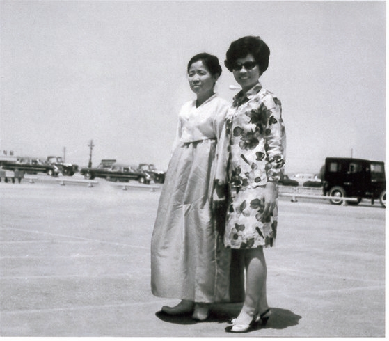 미국 유학 길에 어머니와 공항에서 함께 한 모습. 사진 가천대