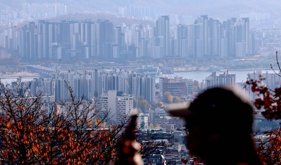 '대출 규제 여파'...전국 아파트값 반년 만에 하락 전환