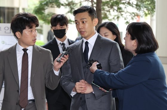  마약 상습 투약 혐의를 받는 배우 유아인(본명 엄홍식)이 지난 4월 16일 오후 서울 서초구 서울중앙지법에서 열린 1심 4회 공판에 출석하고 있다. [연합뉴스]