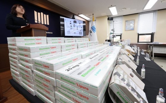 지난 20일 서울 서초구 중앙지검에서 열린 프로포폴 등 불법투약 전문 의료기관 적발결과 브리핑 현장에 마약류 압수품이 진열돼 있다. 서울중앙지검 마약범죄 특별수사팀은 마약류관리에 관한 법률 위반(향정), 약사법 위반