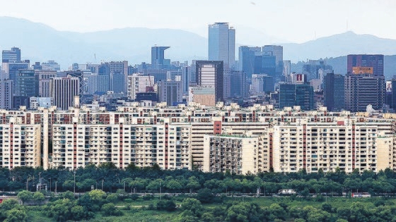 서울 응봉산에서 바라본 압구정 현대아파트 모습. 연합뉴스