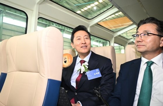 "수상교통 시대 열렸다" <b>오세훈</b> 울먹…베일벗은 '한강버스' 보니
