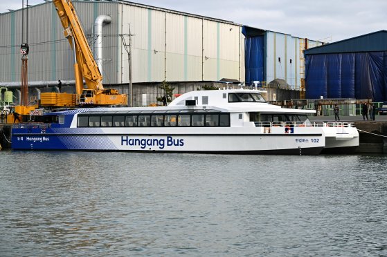 25일 경남 사천에서 한강의 새 교통수단 ‘한강 버스’ 실물이 공개됐다. 길이 35m, 폭 9.5m의 150t급 선박이다. [뉴스1]