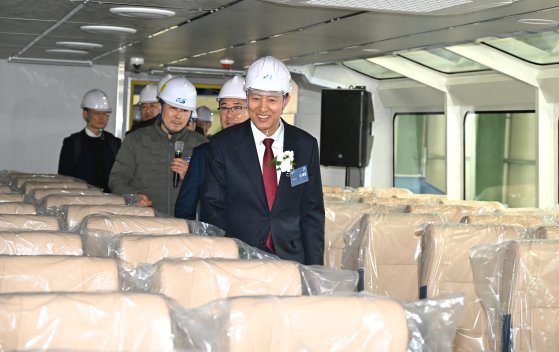 내부를 둘러보고 있는 오세훈 서울 시장(오른쪽). [뉴스1]