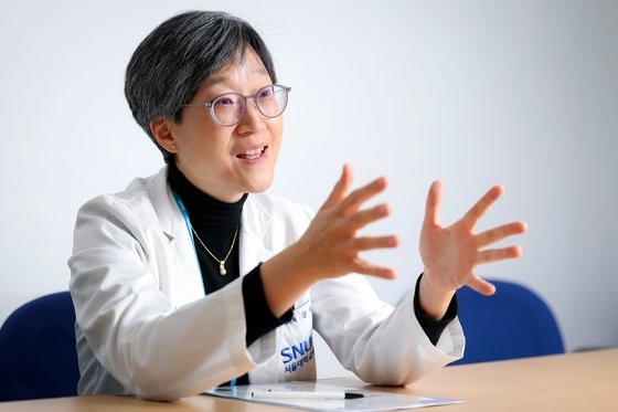 강희경 서울의대 비상대책위원장이 26일 오후 서울 종로구 서울대병원 어린이병원에서 중앙일보와 인터뷰를 했다. 전민규 기자.