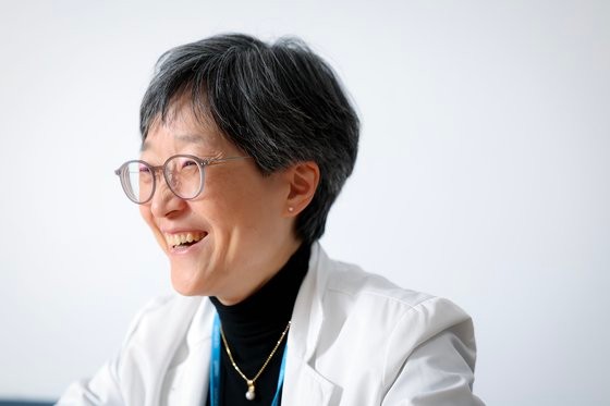 강희경 서울의대 비상대책위원장이 26일 오후 서울 종로구 서울대병원 어린이병원에서 중앙일보와 인터뷰를 했다. 전민규 기자.