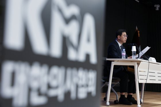 <b>의협</b> "여의정 <b>협의체</b> '<b>알리바이용</b>'…의학회·의대협회 나와라"