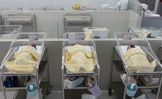[속보] <b>대통령</b>실 "<b>비혼</b>출산아 <b>차별</b>없이 자라도록 지원할 부분 살필 것"