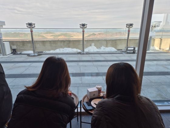 29일 경기 김포시 애기봉평화생태공원 조강전망대에 문을 연 스타벅스에서 방문객들이 북한을 바라보고 있다. 애기봉평화생태공원은 북한 개풍군과 불과 1.4㎞ 떨어진 곳에 있는 접경지이다. 뉴스1