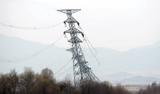 北 <b>개성공단 송전탑</b> 와르르 붕괴…전선 자르던 인부도 10m 추락