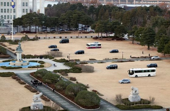 国会中芝生に戒厳君のヘリ着陸を防止するための車たちが駐車されている. 金ジャキチャン記者