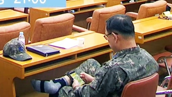 이 시국에…<b>국회</b>서 군화 벗고 폰 <b>게임</b> 빠진 어느 장군