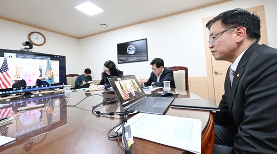 최상목(오른쪽) 부총리 겸 기획재정부 장관이 10일 밤 9시 정부서울청사에서 재닛 옐런 미국 재무장관과 국내 정치 상황에 대응한 경제정책 운영 방향을 의제로 화상 면담을 하고 있다. 사진 기획재정부