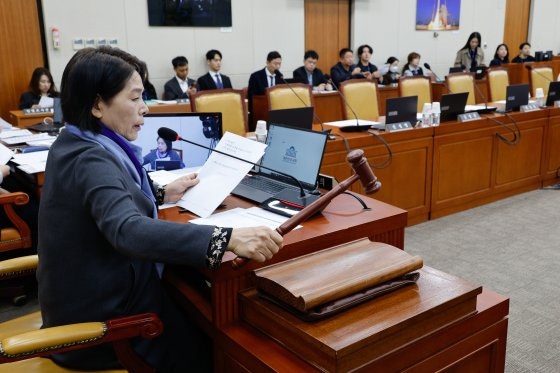 최민희 국회 과학기술정보방송통신위원회 위원장이 6일 오후 서울 여의도 국회 과방위에서 열린 전체회의에서 '비상계엄에서의 국가기간방송 KBS의 역할에 대한 현안질의 자료제출 요구의 건'을 의결하고 있다. 여당인 국민의