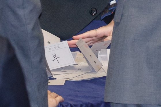 14일 오후 서울 여의도 국회에서 열린 본희의에서 감표위원들이 윤석열 대통령 탄핵소추안 투표함을 열고 있다. 탄핵안은 재석 300명 중 찬성 204표, 반대 85표, 기권 3표, 무효 8표로 가결됐다. 뉴스1