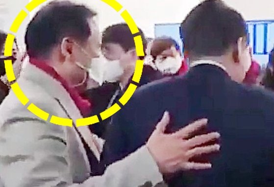 In 2022, when Yoon Seok-yeol, then a presidential candidate, visited the network headquarters office of the election campaign headquarters, Jeon Seong-bae, known as 'Geonjin Beopsah' (highlighted in a yellow circle), is introducing himself to the attendees. Photo captured from YouTube.