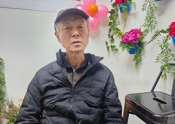 서울 강동구 한 카페에서 만난 이승방(77) 할아버지가 중앙일보와 인터뷰 하는 모습. 정세희기자