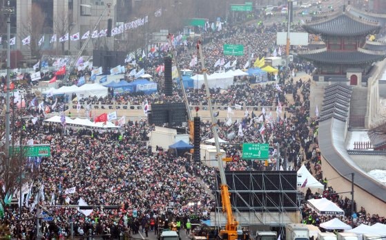 21일 서울 광화문 동십자각에서 열린 윤석열즉각퇴진·사회대개혁 비상행동 범국민촛불대행진에서 시민들이 구호를 외치고 있다. 뉴스1