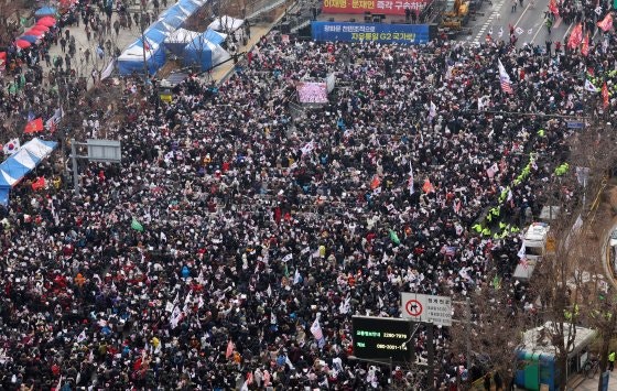 21일 오후 서울 중구 세종대로 일대에서 열린 대통령 탄핵 결사반대 및 헌법재판관 임명 불가 광화문 국민혁명대회에 많은 시민들이 참석하고 있다. 뉴시스
