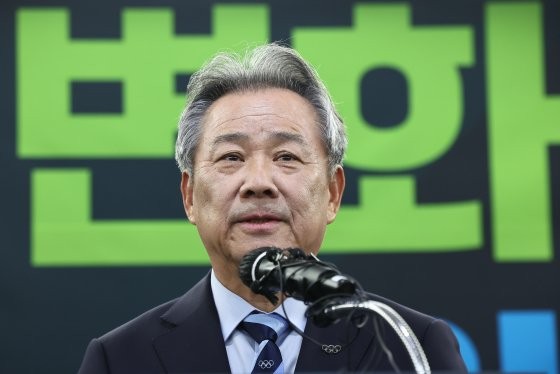논란의 <b>이기흥</b>, <b>체육회장</b> 3선 출마…체육계 "권력 못 놓겠다는 것"