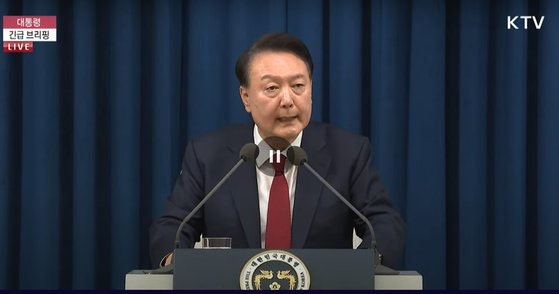 [속보] 尹측 "<b>대통령</b> 내일 <b>공수처 출석</b> 어렵다고 봐"