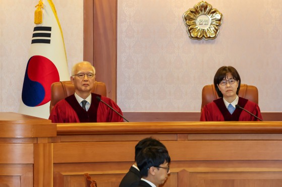 27일 서울 종로구 헌법재판소 소심판정에서 열린 윤석열 대통령 탄핵심판의 첫 변론준비기일에 참석한 수명재판관 정형식(왼쪽), 이미선 헌법재판관. 뉴스1