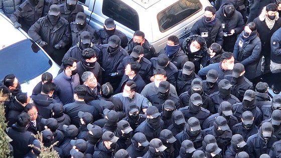 '예외' 못 박은 <b>영장</b>도 못 뚫었다…尹체포 막은 <b>경호처</b>의 방패