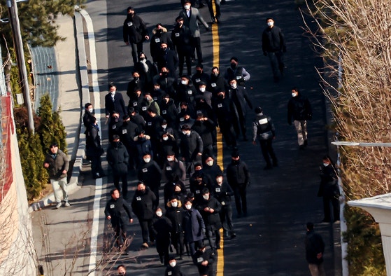 공수처의 윤석열 대통령에 대한 체포영장 집행이 중지된 3일 오후 서울 용산구 한남동 대통령 관저에서 관계자들이 철수하고 있다. 전민규 기자