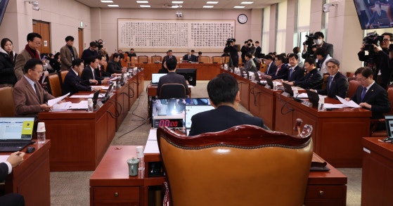 [속보] '제3자 추천 <b>내란 특검법</b>' 野 주도 <b>법사위 통과</b>…與 퇴장