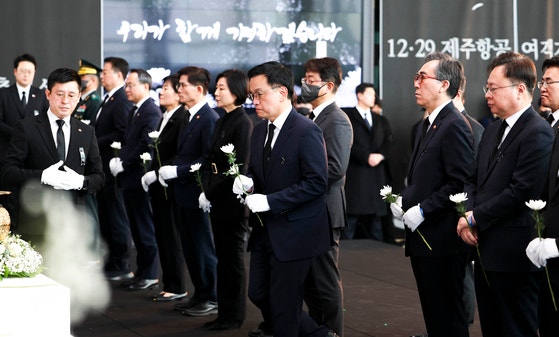 "<b>참사</b> 전 외로움값 송금한 딸"…추모곡 부른 가수도, 유족도 눈물