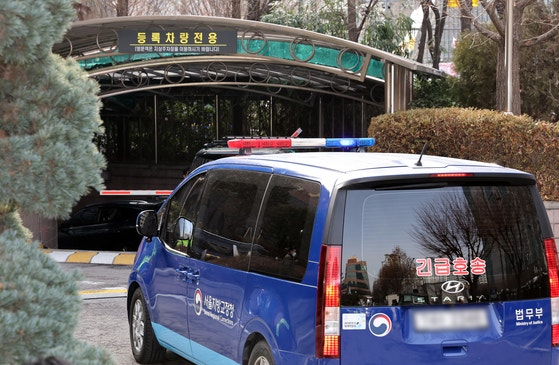 내란 우두머리 혐의로 체포돼 영장실질심사를 받는 윤석열 대통령이 탑승한 호송차량이 18일 오후 서울 마포구 서울서부지방법원에 도착해 지하주차장으로 향하고 있다. 뉴스1