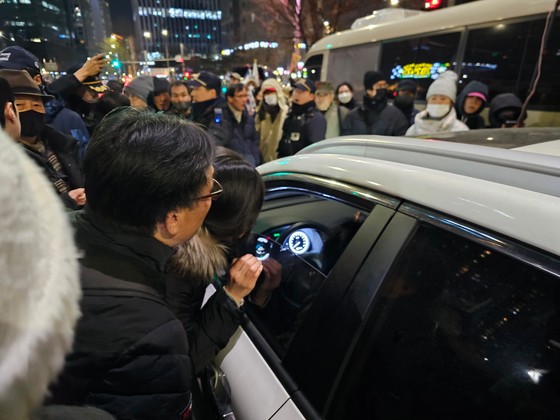 공수처와 무관한 민간인도 피해를 봤다. 30대 A씨는 시위대에게 주민등록증까지 보여주며 억울함을 호소했지만, 돌아오는 건 욕설이었다. 이찬규 기자
