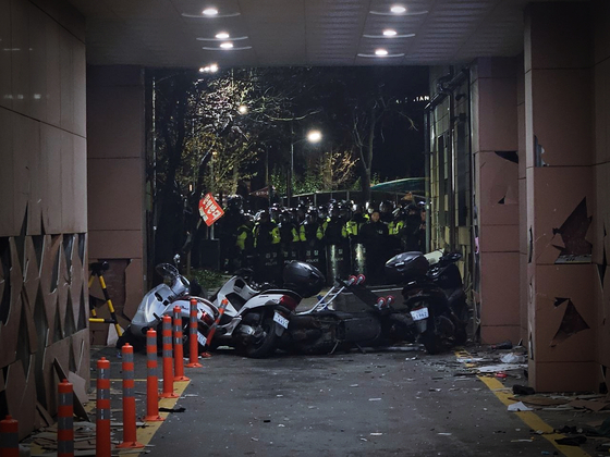 19일 오전 서부지법을 점거했던 폭도가 오토바이 바리케이드를 세워 경찰과 대치했다. 이영근 기자