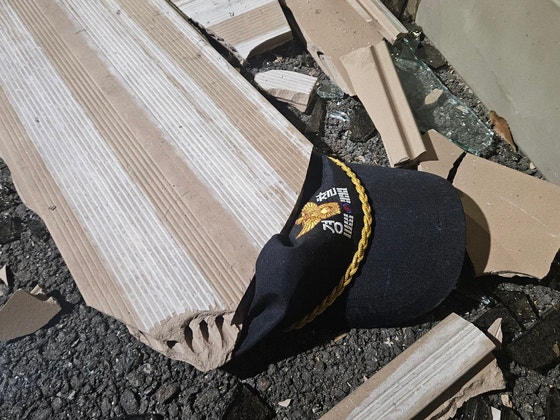 19일 오전 서부지법을 습격한 폭도들에게 경찰은 속수무책이었다. 사진은 법원 경내에서 포착된 경찰모. 이영근 기자